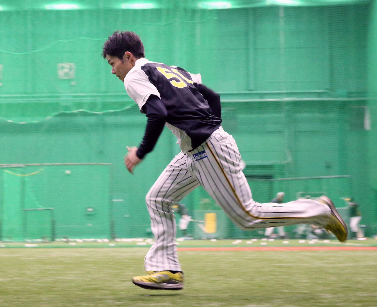 室内でダッシュする中野（撮影・上山淳一）