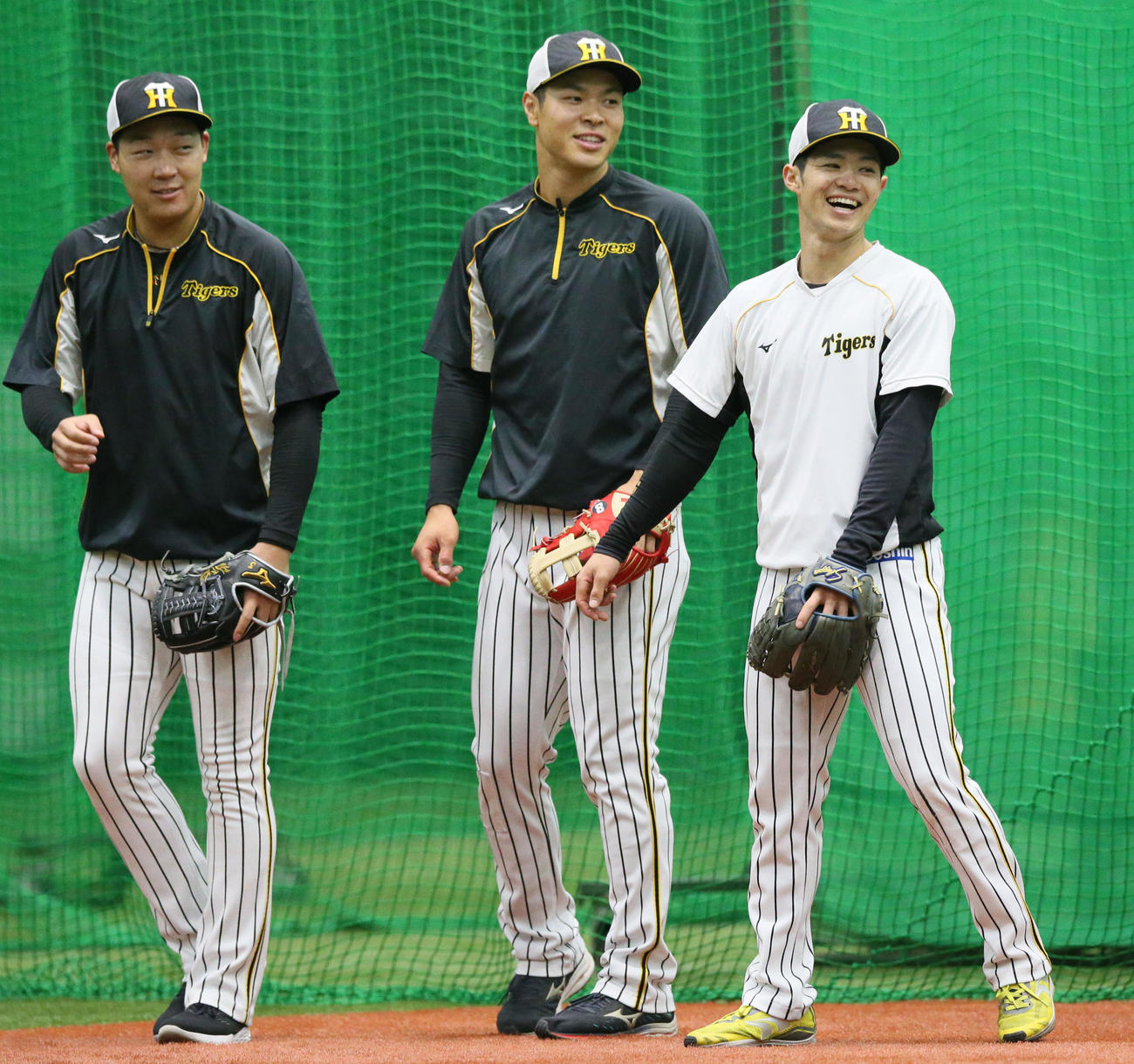 リラックスした表情でノックを受ける、左から大山、佐藤輝、中野（撮影・上山淳一）