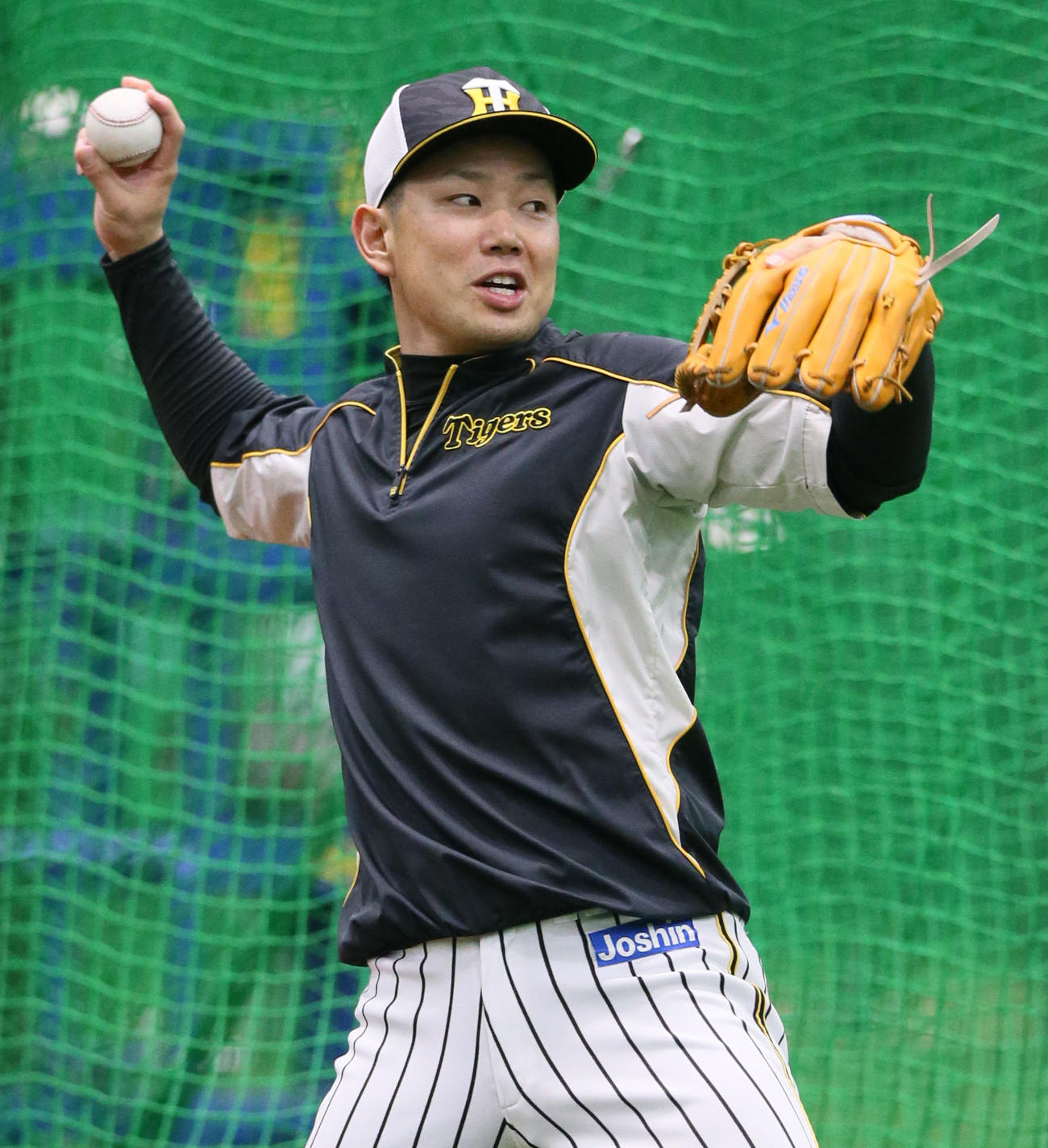 リラックスした表情でキャッチボールする糸原（撮影・上山淳一）