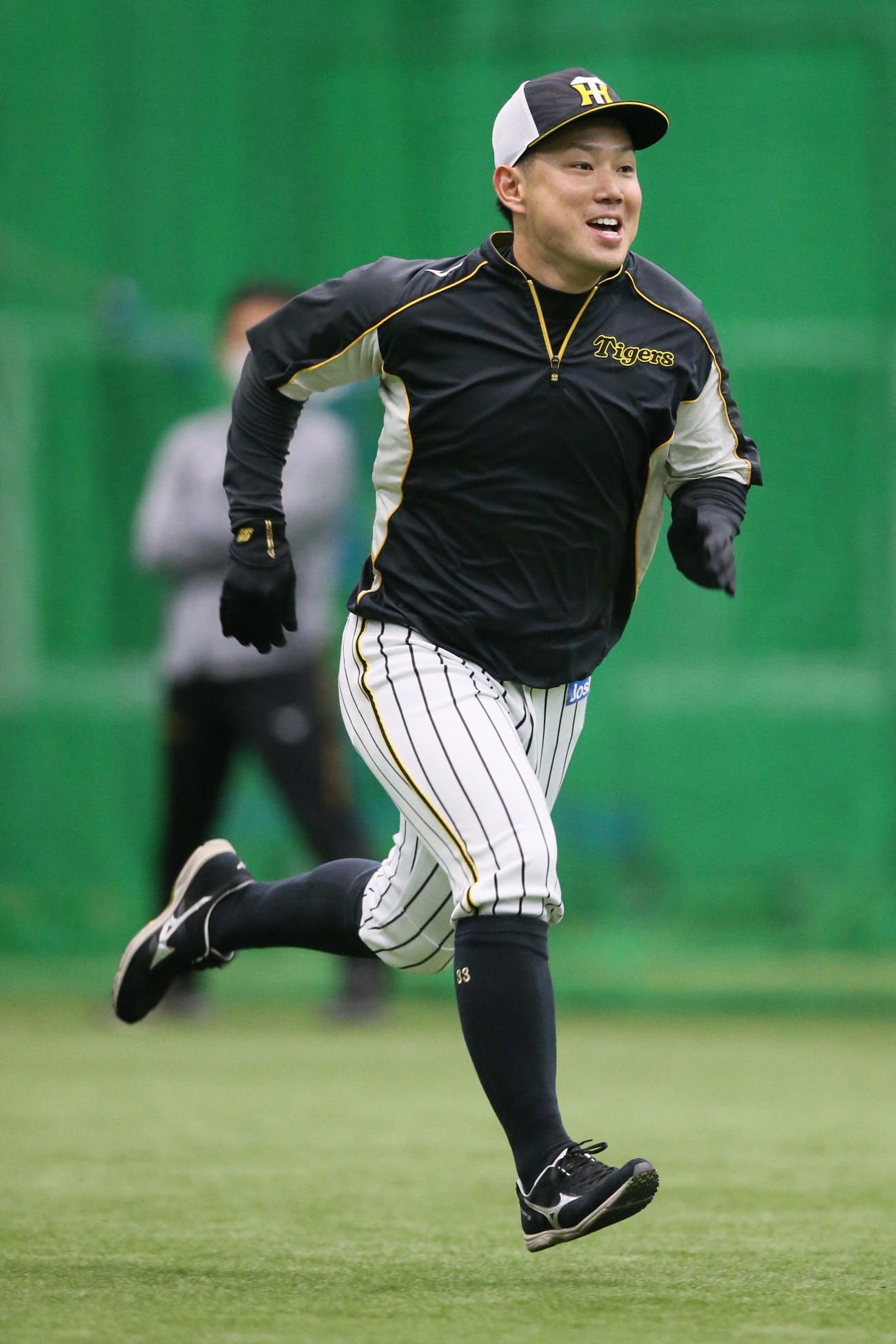 リラックスした表情でダッシュする糸原（撮影・上山淳一）