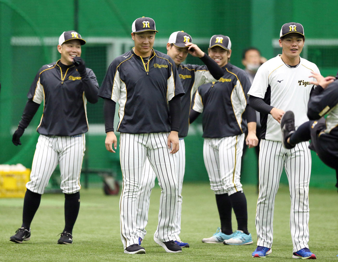 室内練習でリラックスした表情を見せる、左から糸原、大山、山本、梅野、小野寺（撮影・上山淳一）