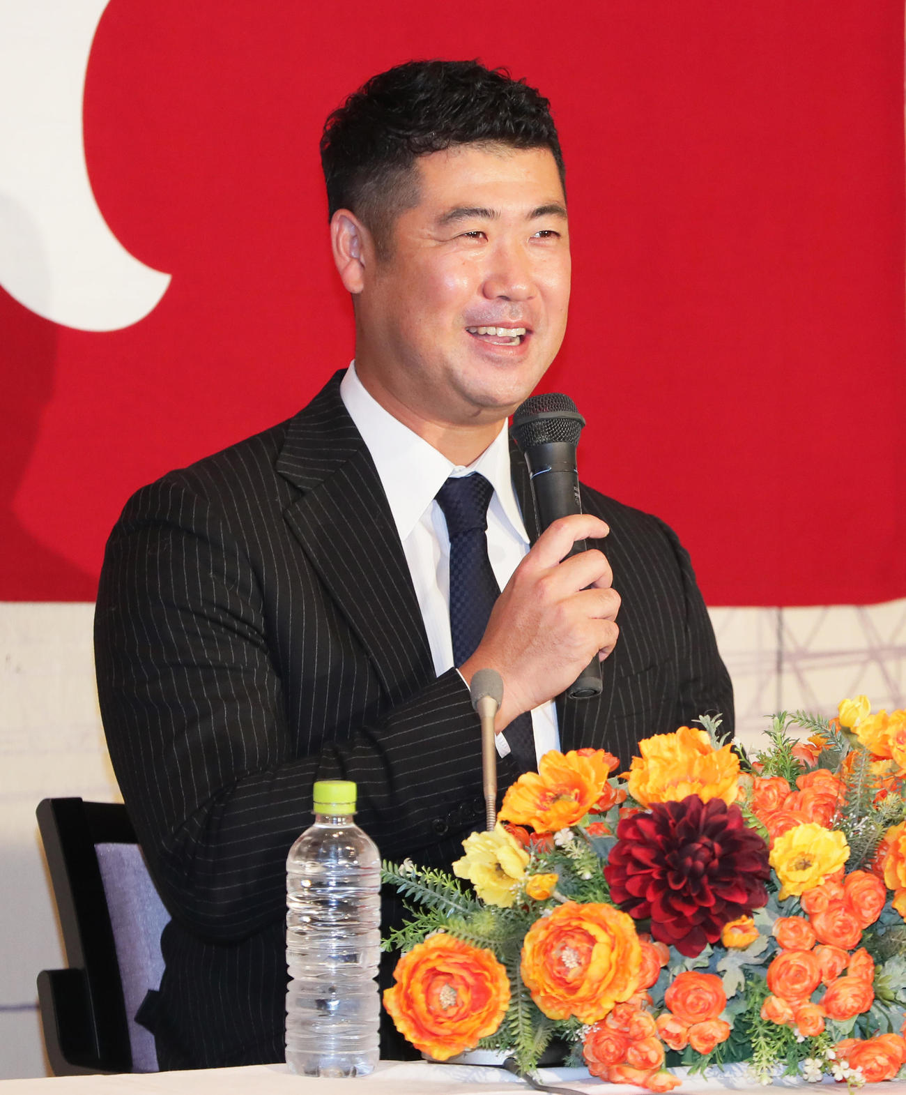 晴れやかな表情で引退会見に臨む巨人大竹（撮影・足立雅史）
