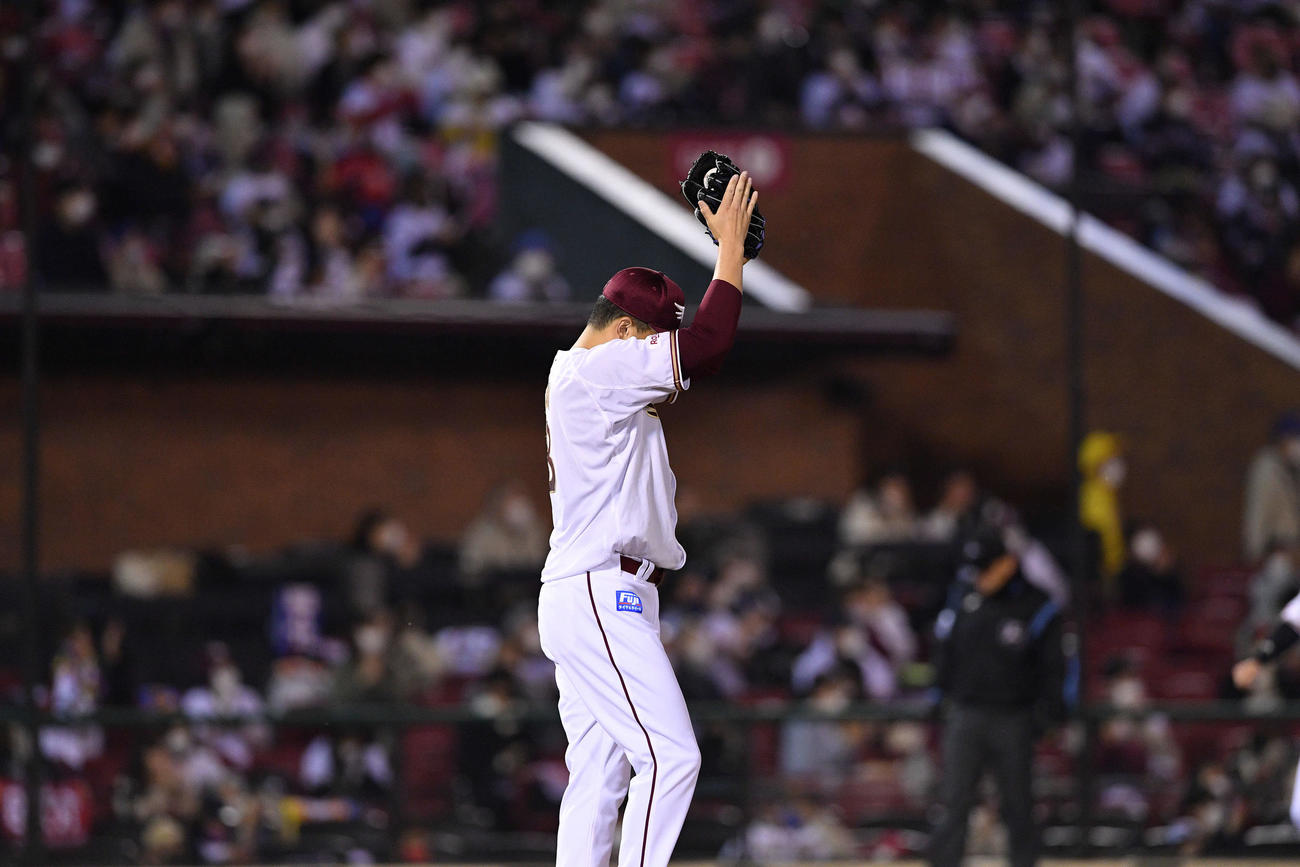 楽天対オリックス　回表オリックス無死、福田の打球を好捕した中堅手辰己に拍手を送る田中将（撮影・滝沢徹郎）
