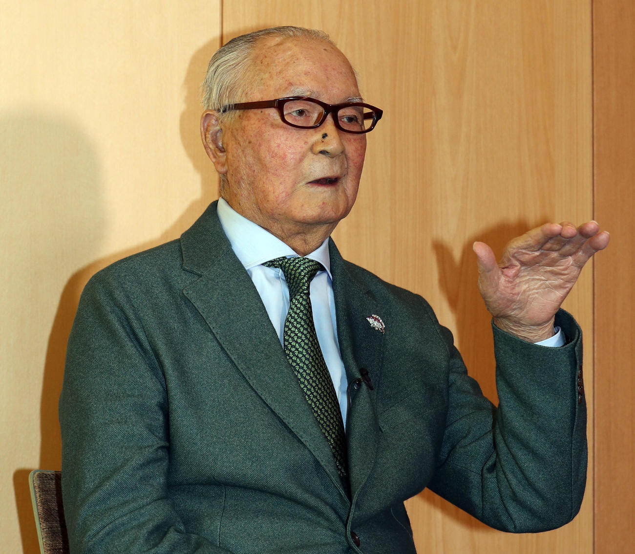 文化勲章を受章し、報道陣に対応する長嶋終身名誉監督（撮影・狩俣裕三）