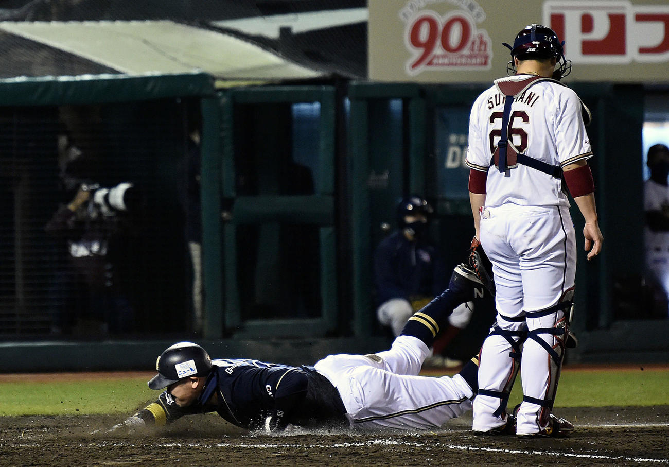 楽天対オリックス　5回表オリックス2死二塁、紅林の適時打から生還するT－岡田。捕手炭谷（撮影・滝沢徹郎）