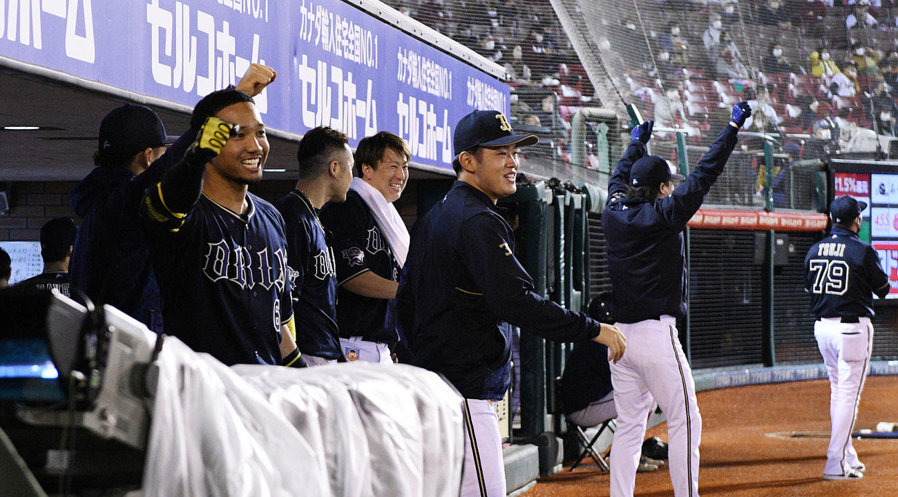 楽天対オリックス　9回表オリックス1死二、三塁、安達の2点スクイズに盛り上がるナイン（撮影・滝沢徹郎）