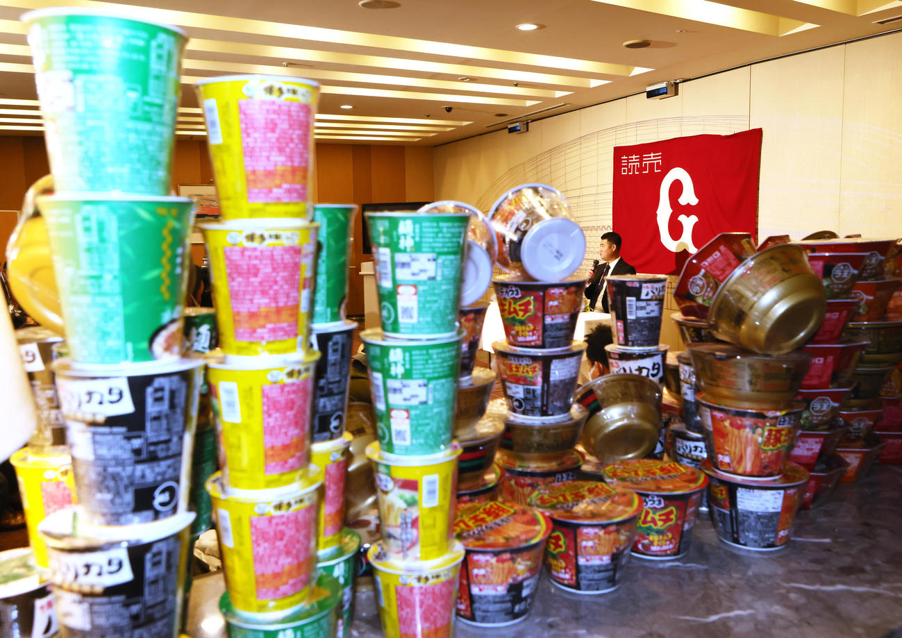 山積みにされた101杯（敗）のカップラーメンを横目に引退会見に臨む巨人大竹（撮影・足立雅史）