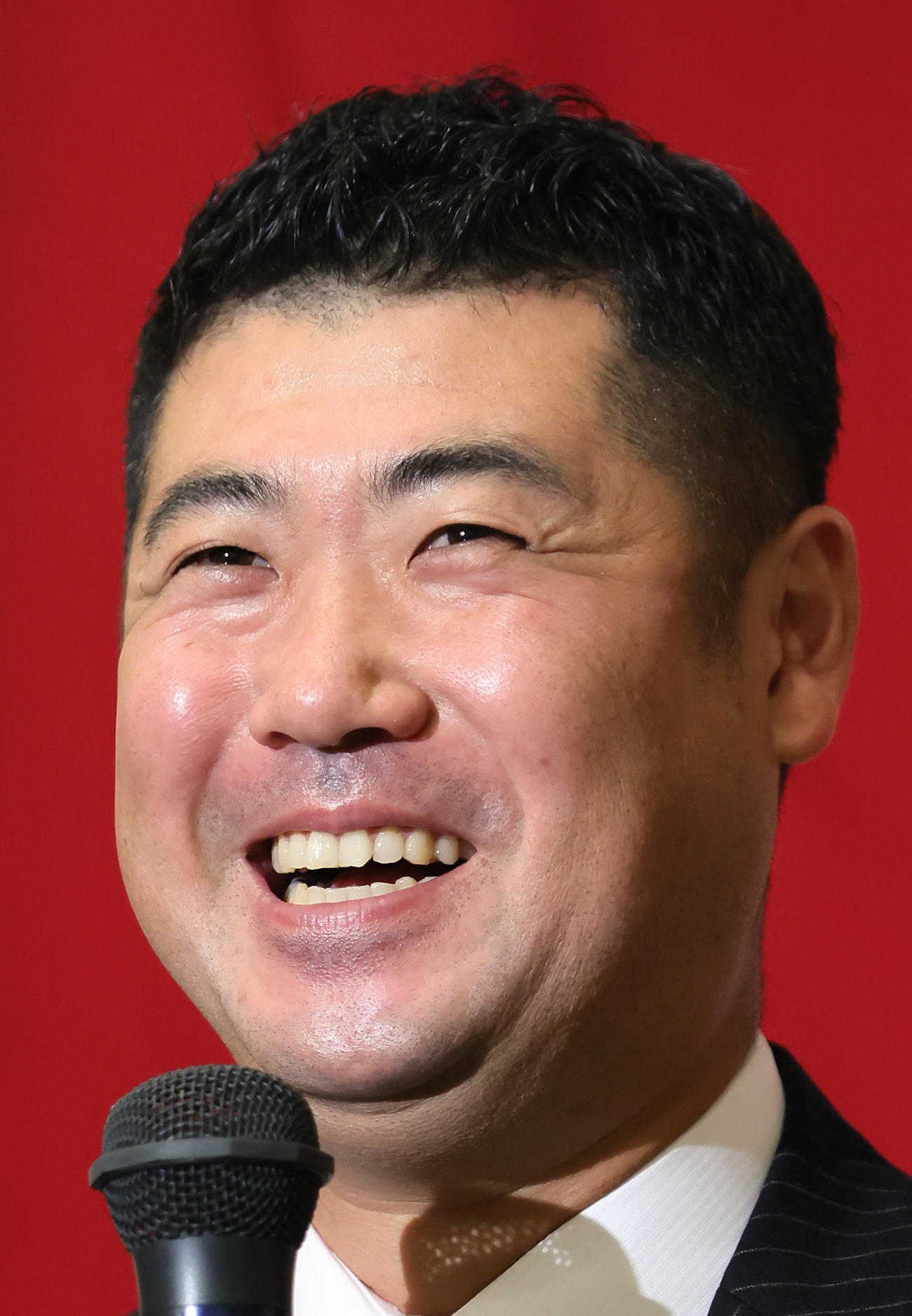 晴れやかな表情で引退会見に臨む巨人大竹（撮影・足立雅史）