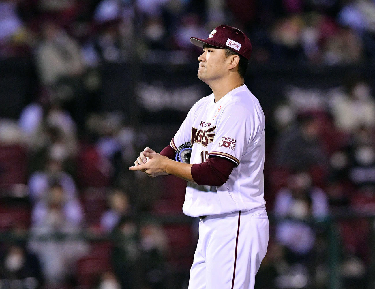 楽天対オリックス　7回表、追加点を許し厳しい表情の楽天田中将（撮影・滝沢徹郎）