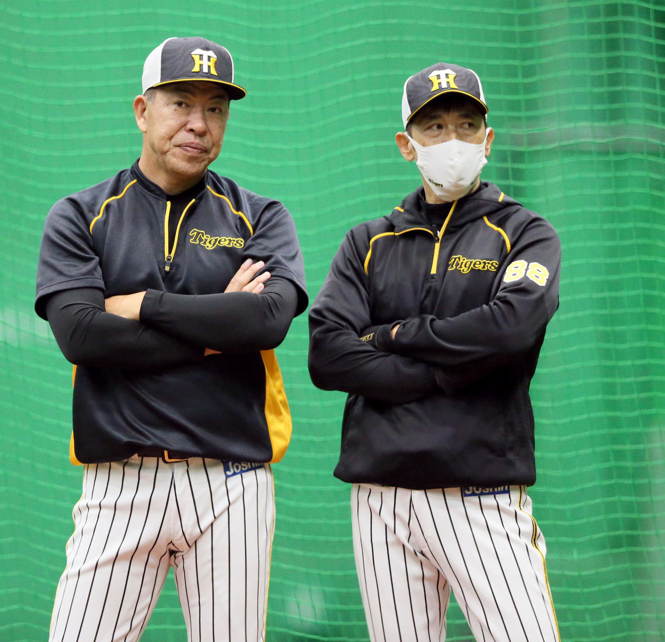 室内練習を見つめる矢野監督（右）と井上ヘッドコーチ（撮影・上山淳一）