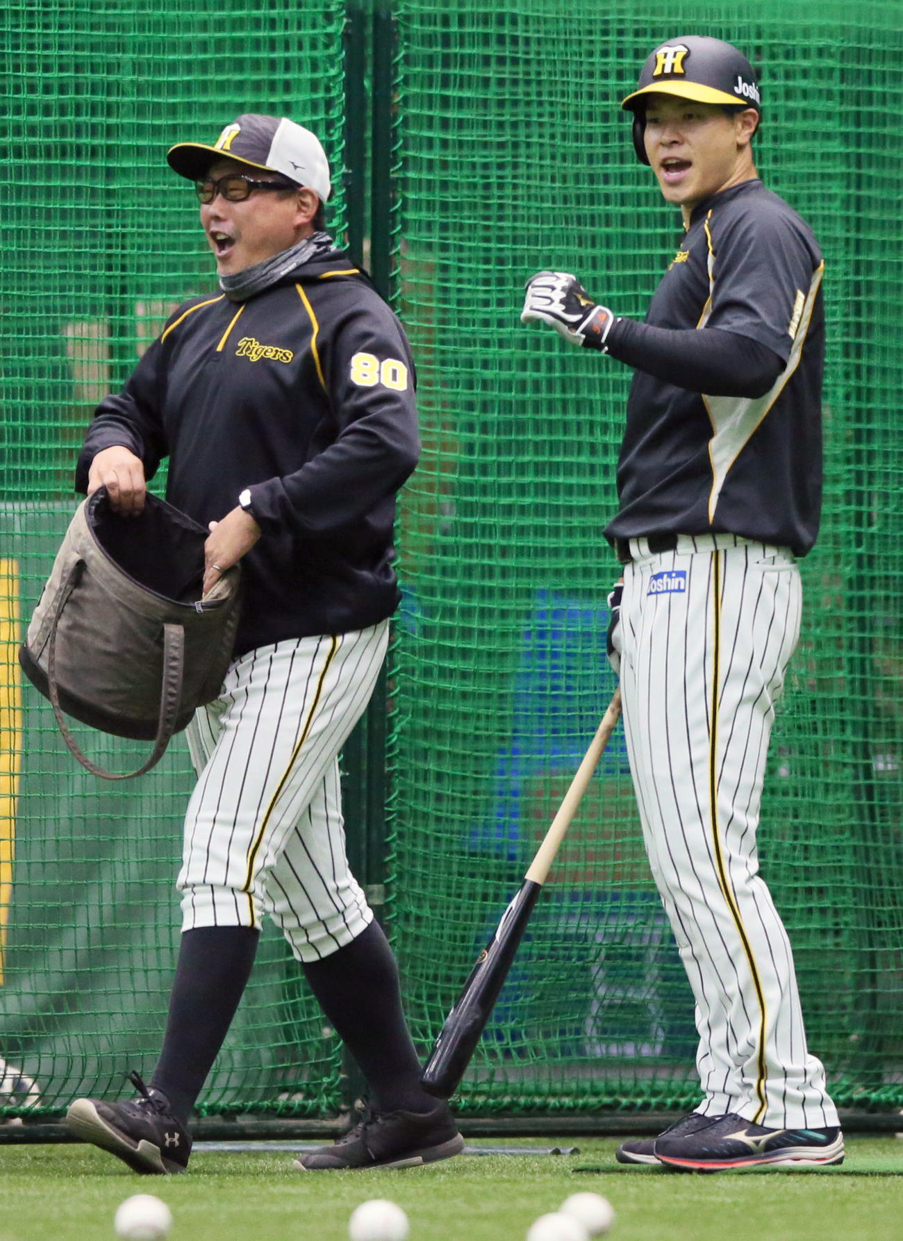 室内打撃を終え、声を出す佐藤輝。左は北川コーチ（撮影・上山淳一）