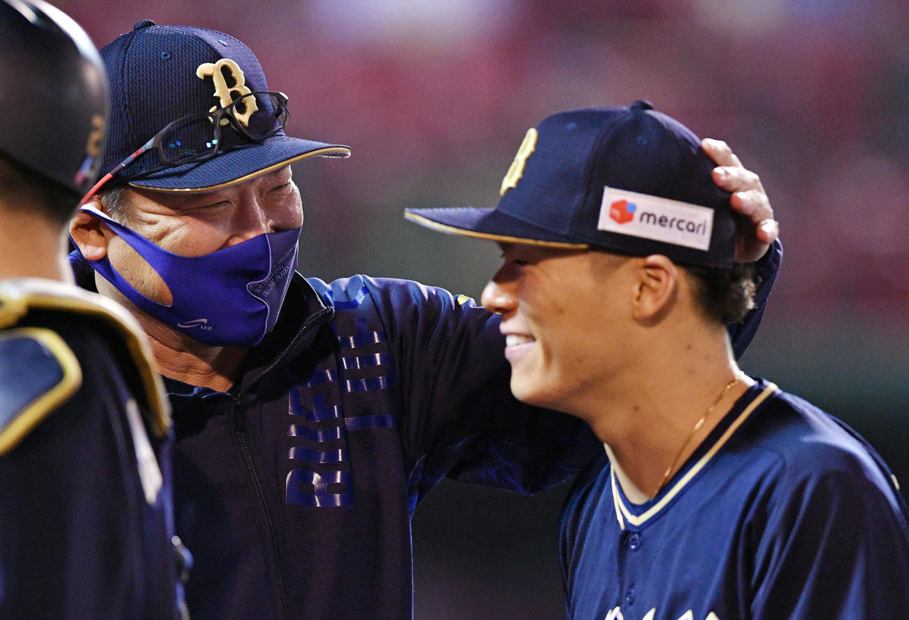 楽天対オリックス　試合後、完封勝利したオリックス山本（右）を笑顔で迎える中嶋監督（撮影・滝沢徹郎）