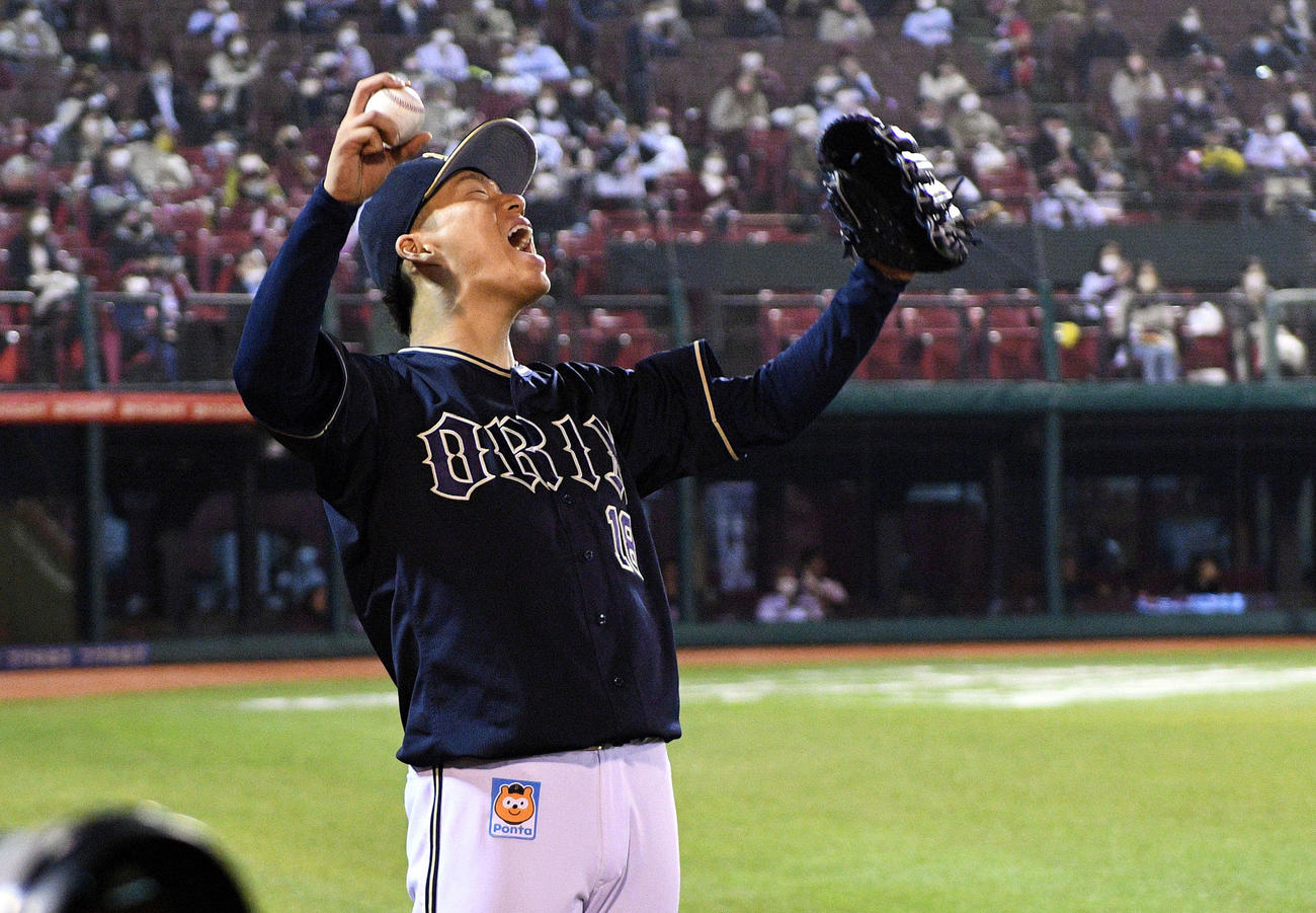 楽天対オリックス　7回表オリックス2死一、三塁、紅林の右前適時打にガッツポーズで喜ぶ山本（撮影・滝沢徹郎）