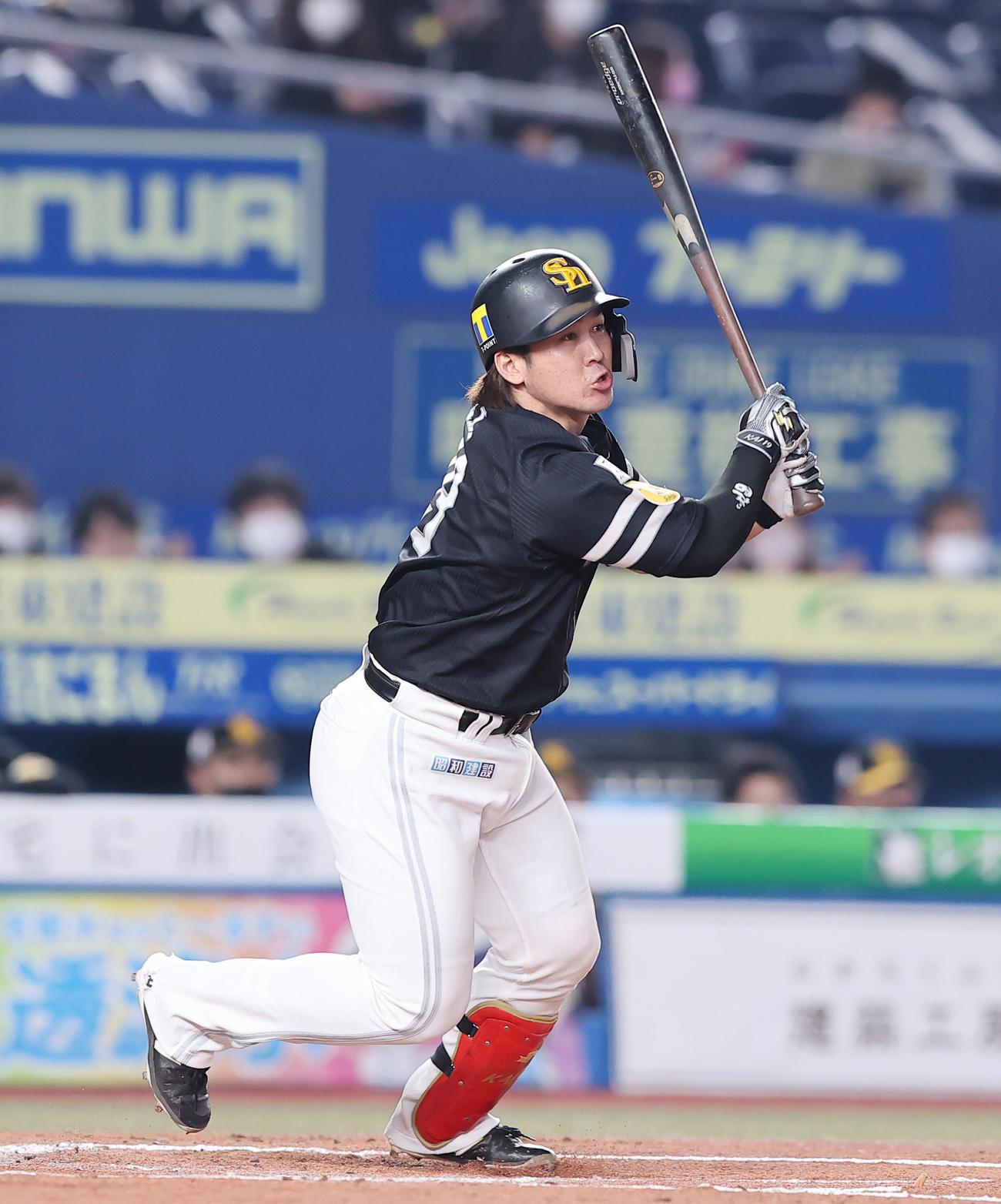 ロッテ対ソフトバンク　2回表ソフトバンク1死一、二塁、右前適時打を放つ甲斐（撮影・垰建太）