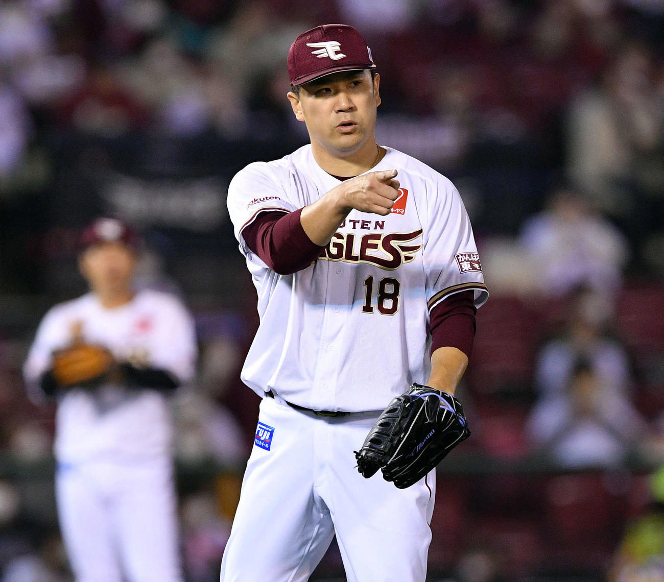 楽天対オリックス　ナインを指さす楽天先発の田中将（撮影・滝沢徹郎）