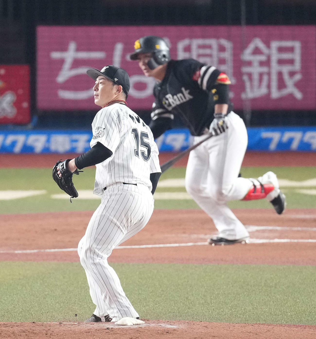 ロッテ対ソフトバンク　2回表ソフトバンク1死一、二塁、甲斐に右前適時打を浴びる美馬（撮影・鈴木みどり）