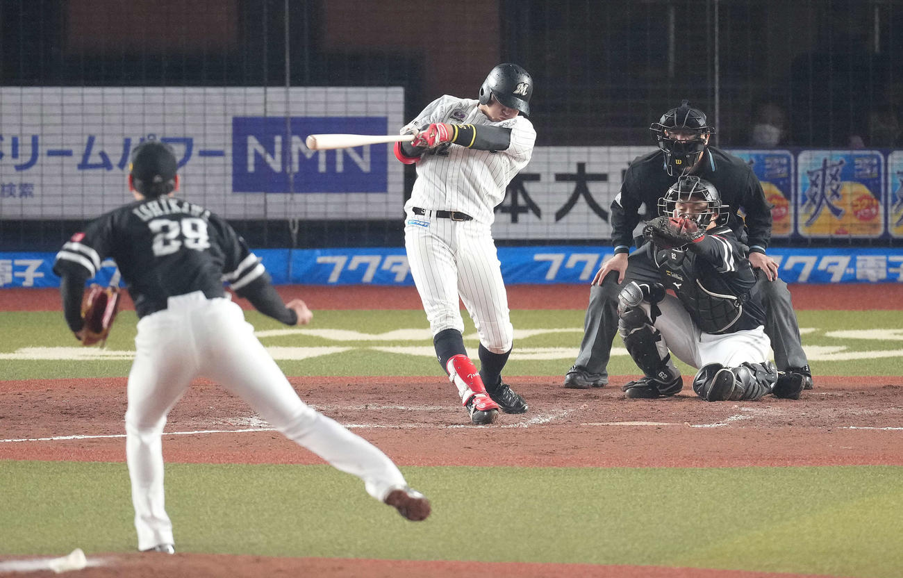 ロッテ対ソフトバンク　7回裏ロッテ2死、右越えソロ本塁打を放つ佐藤都。投手石川（撮影・鈴木みどり）