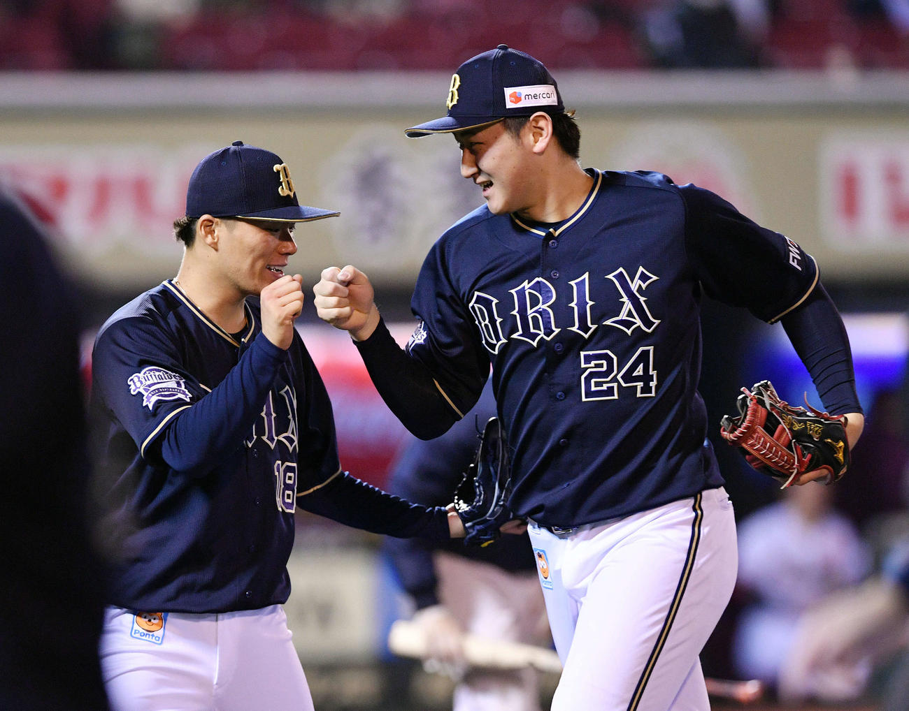 楽天対オリックス　7回裏を終えオリックス紅林（右）とタッチを交わす山本（撮影・滝沢徹郎）