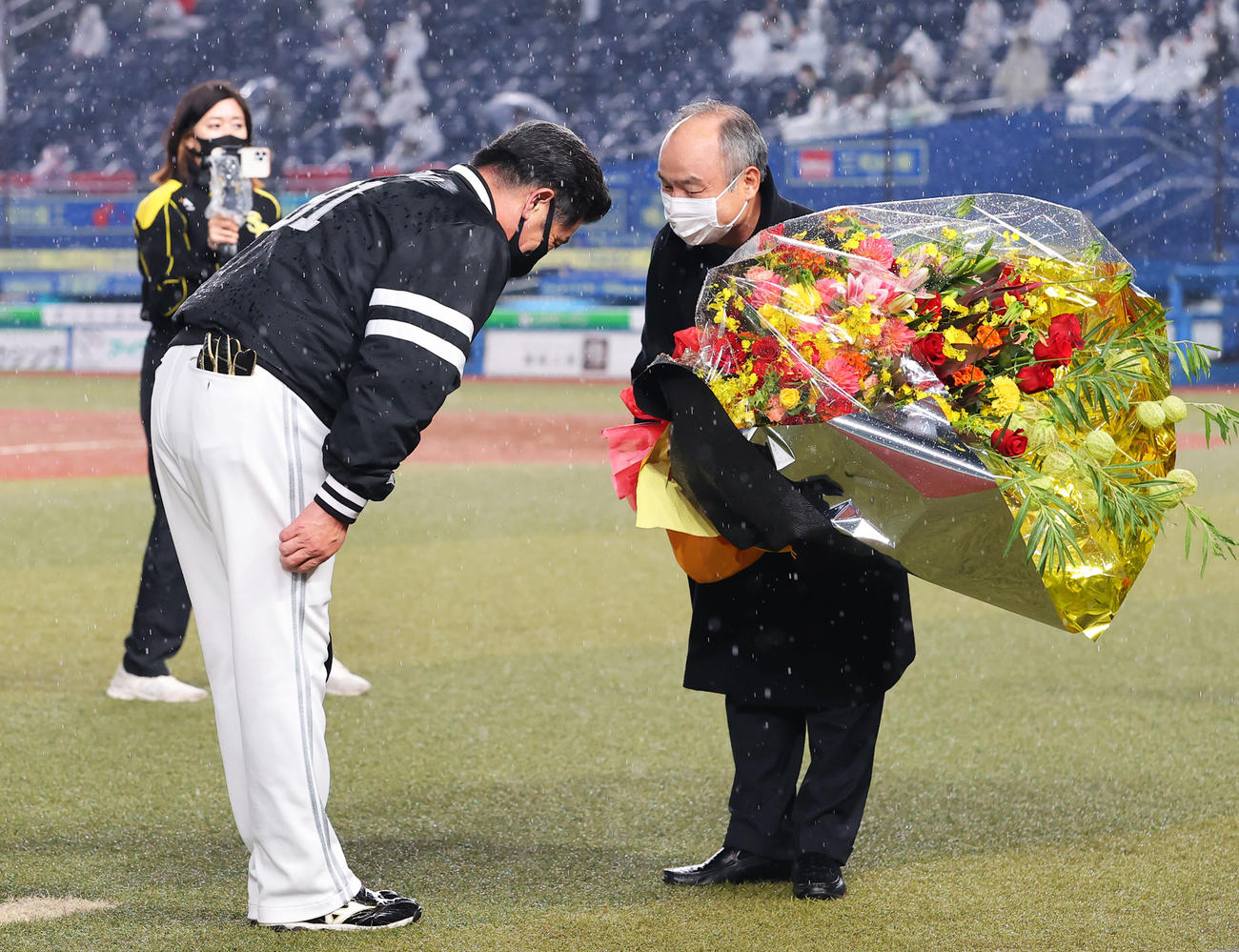 最後の試合を勝利した工藤監督（左）は孫オーナーから巨大な花束を贈られる（撮影・垰建太）