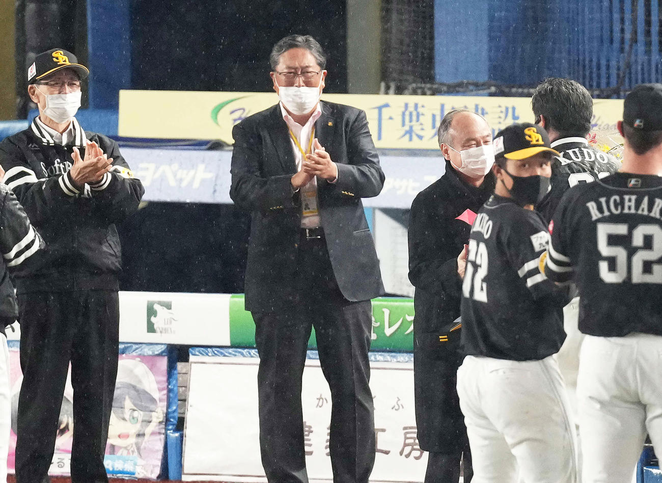 退任するソフトバンク工藤監督（右奥）に花束を渡す孫正義オーナーと拍手する王球団会長（左）（撮影・鈴木みどり）