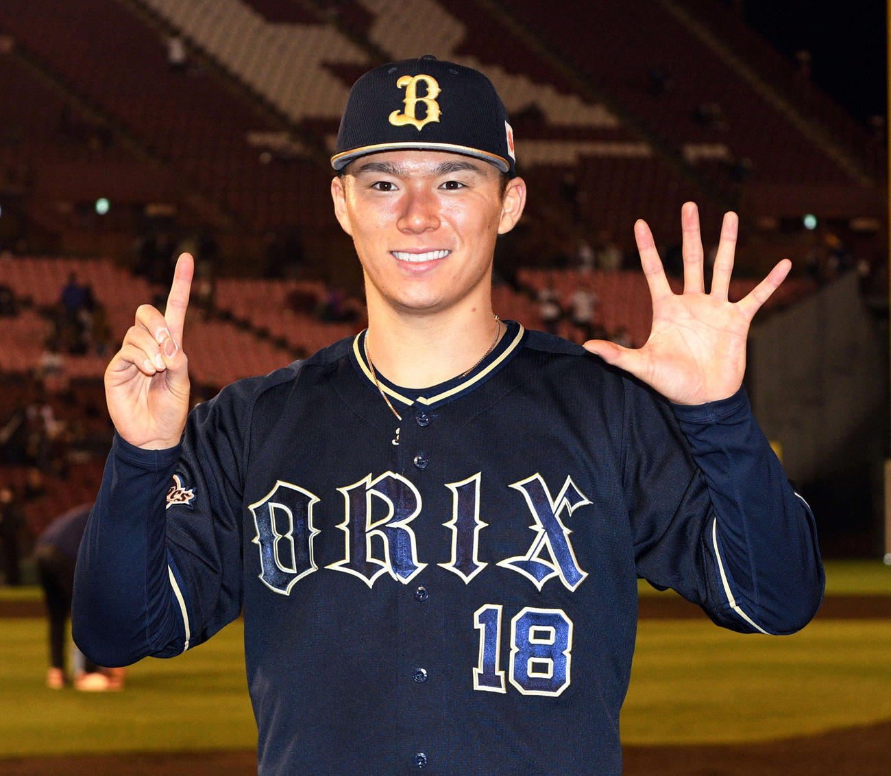 15連勝を達成し指で「15」を作るオリックス山本（撮影・滝沢徹郎）