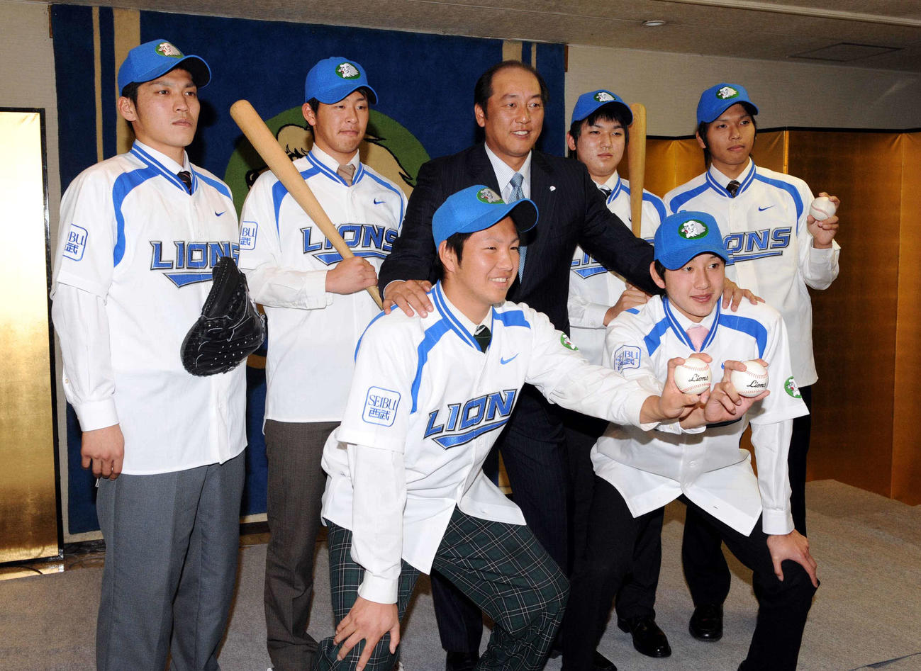 2008年12月　西武新入団選手会見　記念撮影する上段左から、岳野竜也、浅村栄斗、渡辺久信監督、坂田遼、宮田和希、下段左から、中崎雄太、野上亮磨