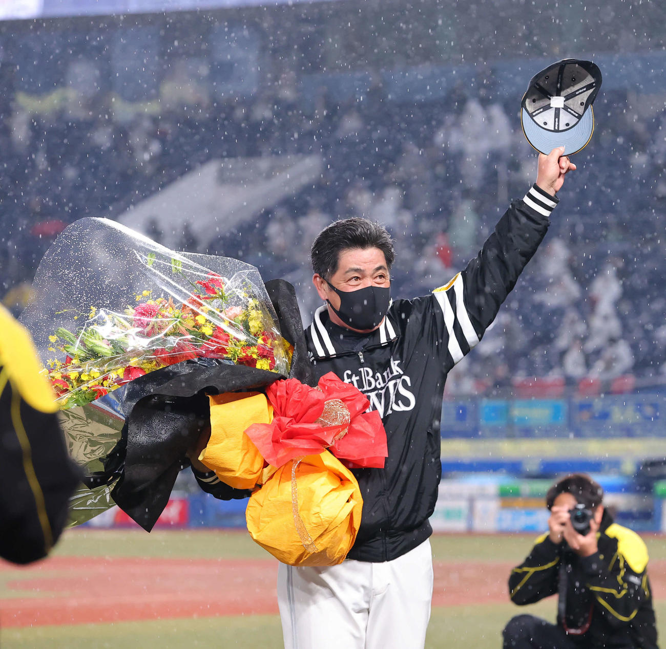 ロッテ対ソフトバンク　工藤監督は孫オーナーから贈られた巨大な花束を手に声援に応える（撮影・垰建太）