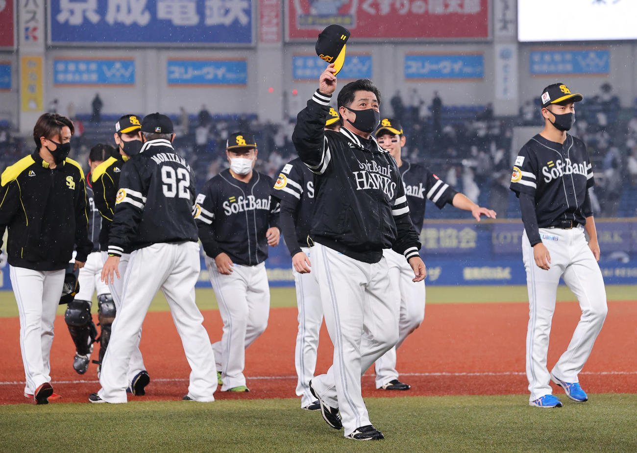 ロッテ対ソフトバンク　ロッテに勝利しシーズン最後の試合を勝利で締めたソフトバンク工藤監督（中央）はスタンドに手を振りながら引き揚げる（撮影・垰建太）
