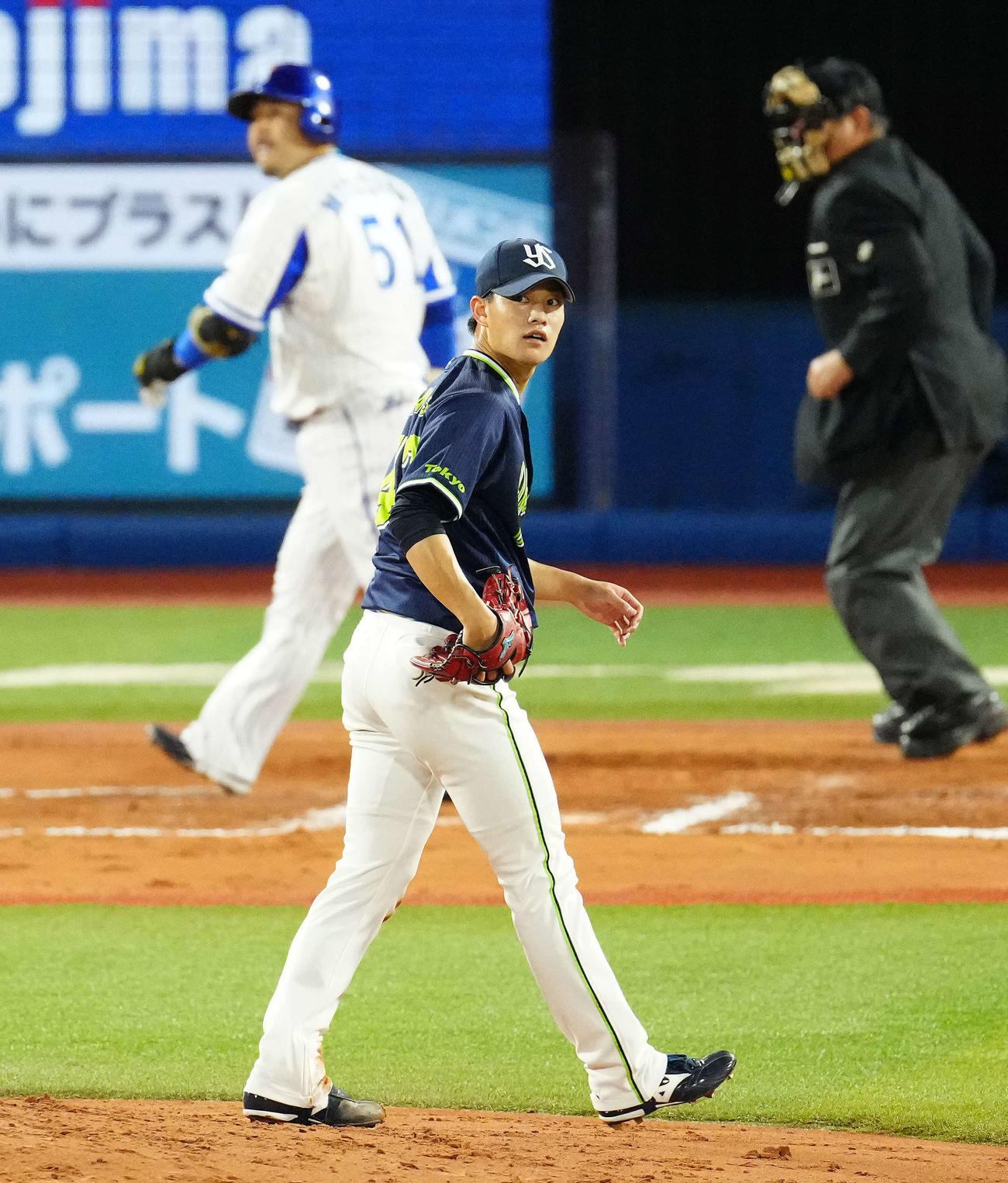 DeNA対ヤクルト　6回裏DeNA2死一、三塁、宮崎（後方左）を見逃しの三振に仕留めた高橋（撮影・江口和貴）