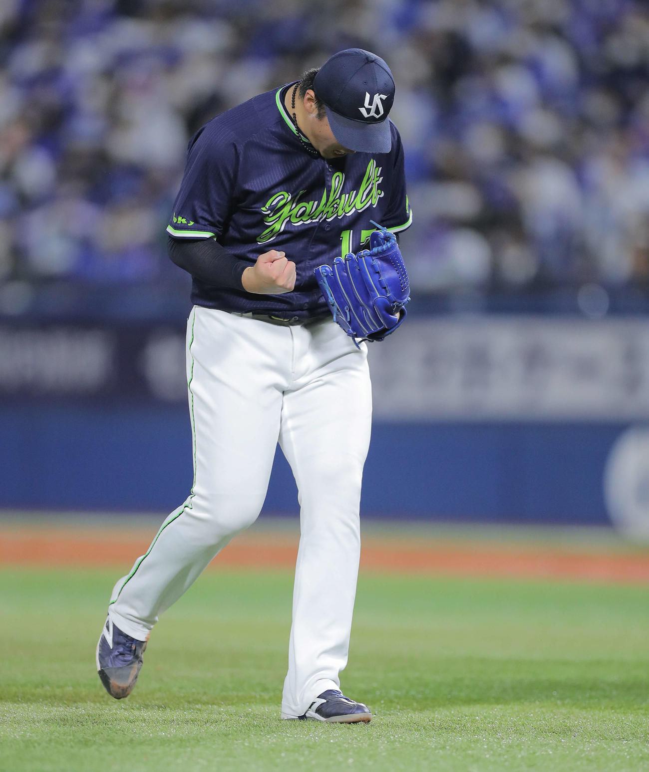 DeNA対ヤクルト　8回裏を抑え、雄たけびを上げる清水（撮影・河田真司）