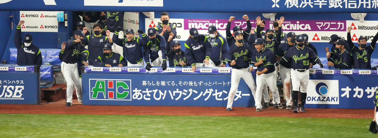 DeNA対ヤクルト　DeNAに勝利し、ガッツポーズするヤクルト高津監督（左）（撮影・鈴木みどり）