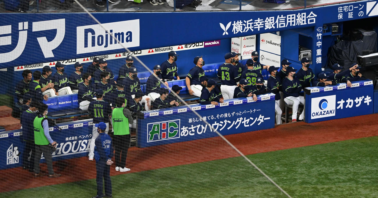 DeNA対ヤクルト　勝利後、大型ビジョンに映し出された阪神戦を見守るヤクルトの選手たち（撮影・山崎安昭）