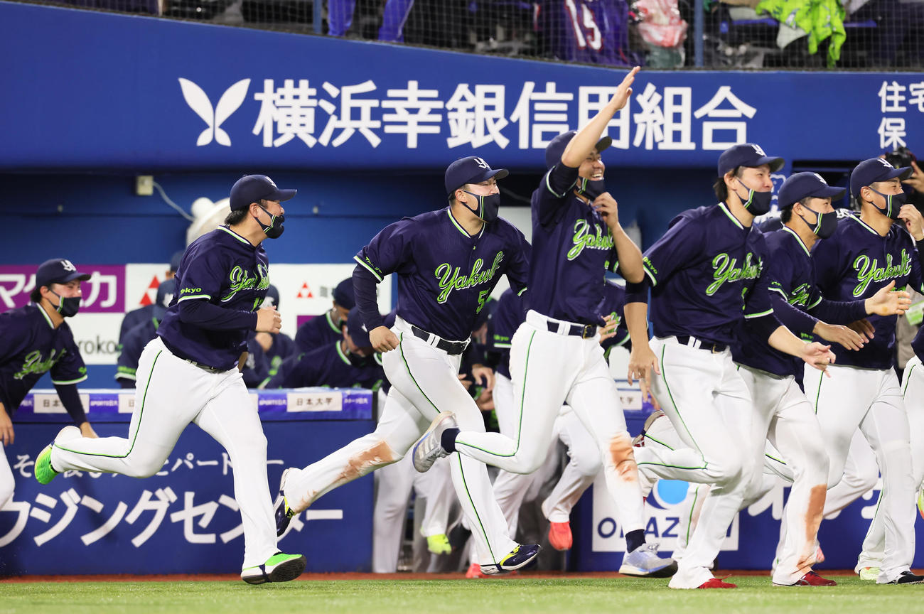 DeNA対ヤクルト　優勝が決まりグラウンドに駆け出すヤクルト村上（左から2人目）ら（撮影・足立雅史）