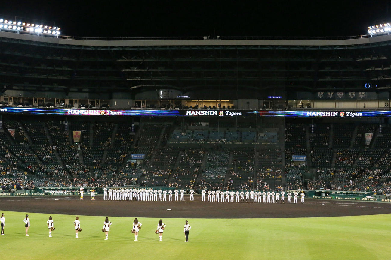 今季最終戦を終えファンにあいさつする阪神ナイン（撮影・上山淳一）