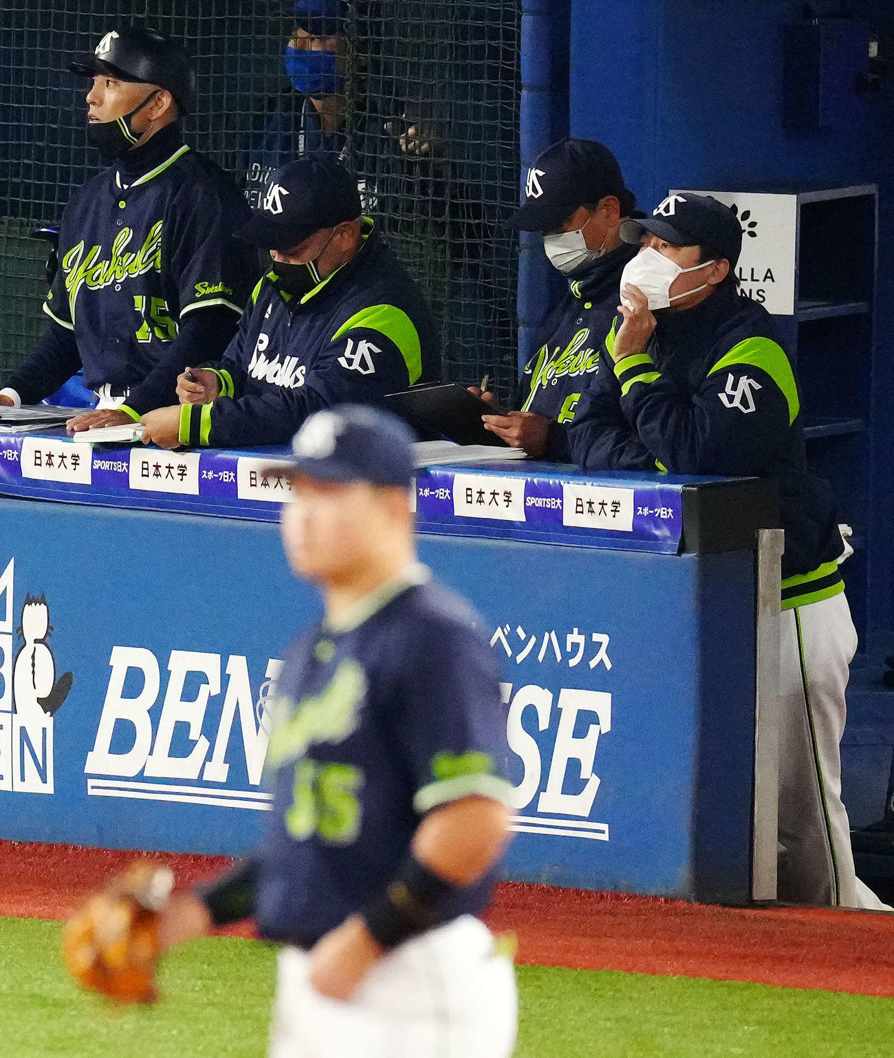 DeNA対ヤクルト　1回裏DeNA2死二塁、高梨が牧に先制適時二塁打を浴びベンチで厳しい表情の高津監督（後方右端）（撮影・江口和貴）