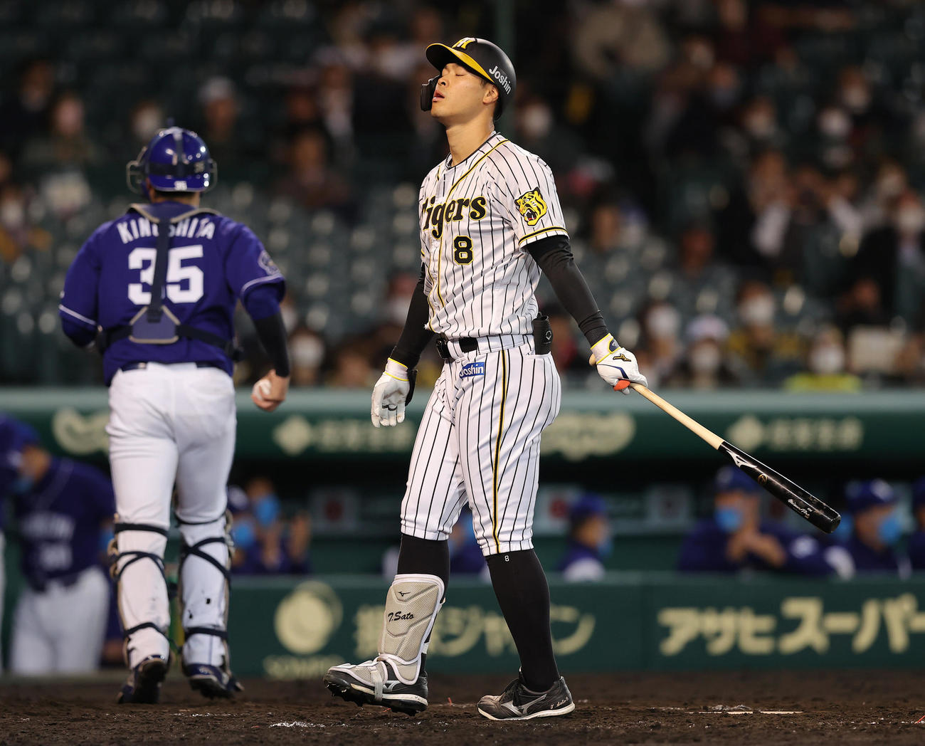 阪神対中日　4回裏阪神2死、空振り三振に倒れる佐藤輝（撮影・前田充）