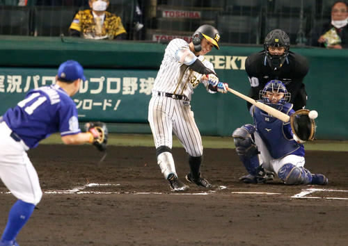 阪神対中日　6回裏阪神1死、糸原は左前打を放つ（撮影・上山淳一）