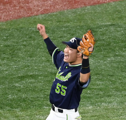 9回裏DeNA2死二、三塁、佐野の三邪飛を捕球し試合終了、ガッツポーズの村上（撮影・山崎安昭）
