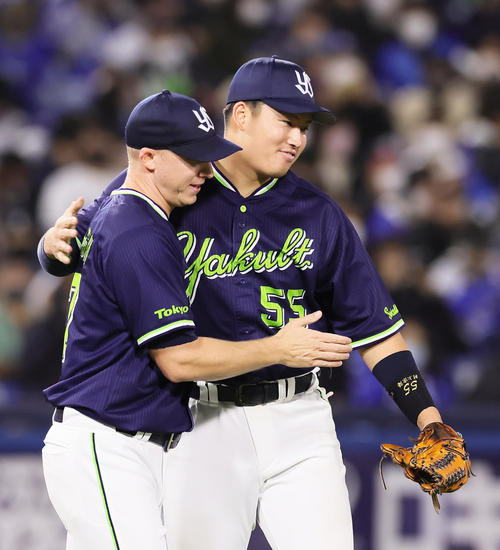DeNA対ヤクルト　DeNAに勝利したヤクルト村上（右）は9回を抑えたマクガフをねぎらう（撮影・足立雅史）