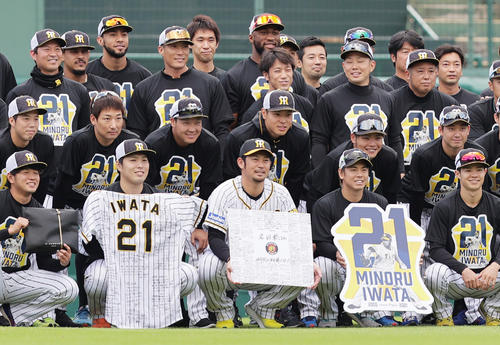 阪神対中日　練習開始前に選手とともに記念撮影を行う阪神岩田（撮影・清水貴仁）