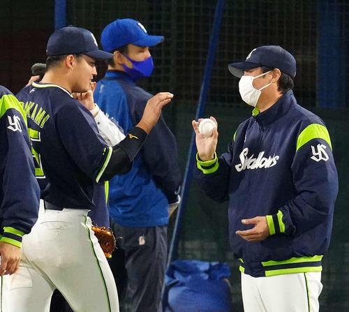 DeNA対ヤクルト　試合後、ヤクルト村上（左）からウイニングボールを受け取った高津監督（撮影・江口和貴）