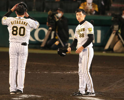 今季最終戦を終えファンにあいさつする矢野監督（右）（撮影・上山淳一）