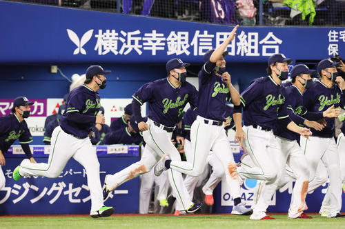 DeNA対ヤクルト　優勝が決まりグラウンドに駆け出すヤクルト村上（左から2人目）ら（撮影・足立雅史）