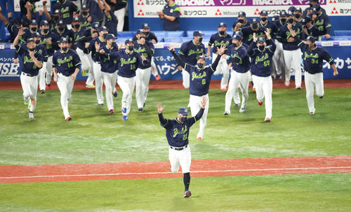 DeNA対ヤクルト　阪神が敗れリーグ優勝が決まり、先頭でマウンドへ駆け出すヤクルト青木（手前）（撮影・鈴木みどり）