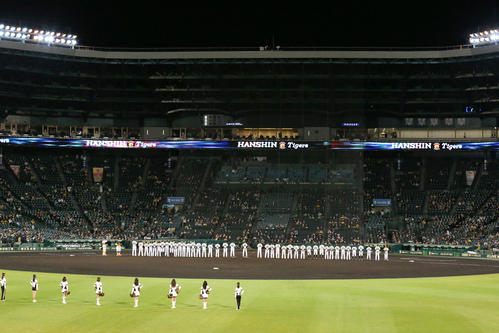 今季最終戦を終えファンにあいさつする阪神ナイン（撮影・上山淳一）