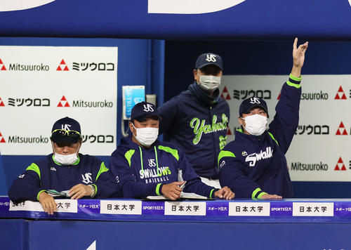 DeNA対ヤクルト　3回表ヤクルト1死二、三塁、中村悠平の左越え2点適時二塁打に手を上げて喜ぶ高津監督（右端）（撮影・足立雅史）