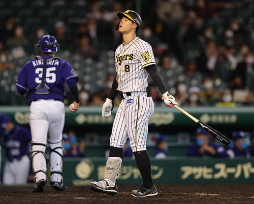 阪神対中日　4回裏阪神2死、空振り三振に倒れる佐藤輝（撮影・前田充）