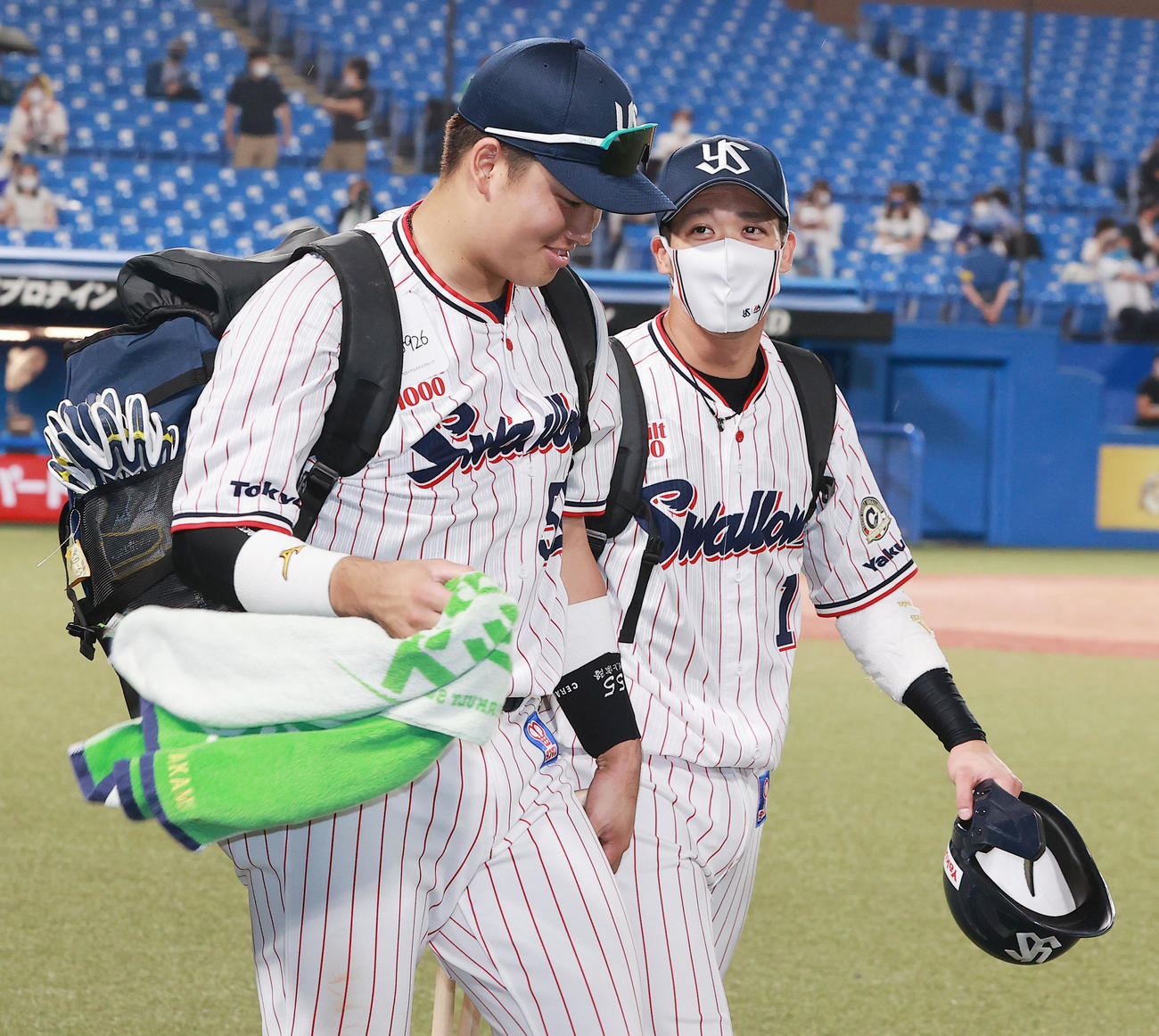 ヤクルト村上宗隆（左）と山田哲人（2021年6月18日撮影）