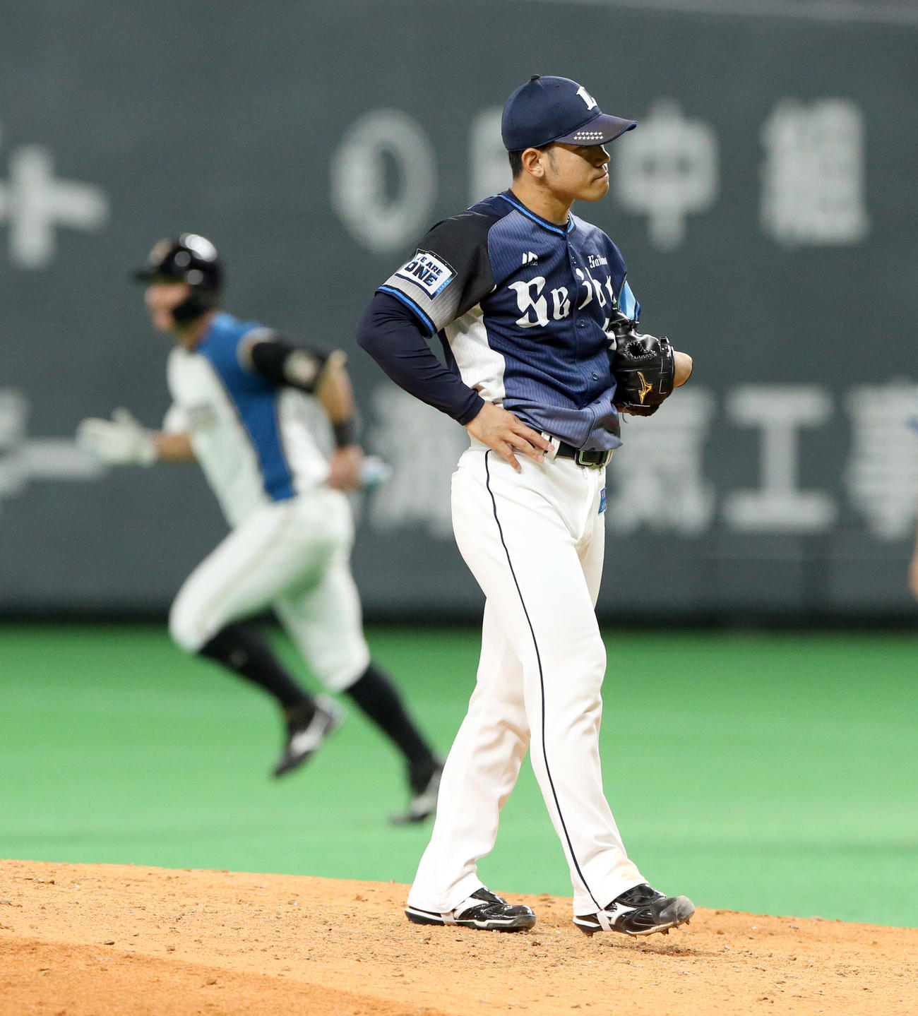 日本ハム対西武　9回裏日本ハム1死満塁、松本に押し出しとなるサヨナラ四球を与えがっかりする西武武隈（撮影・佐藤翔太）