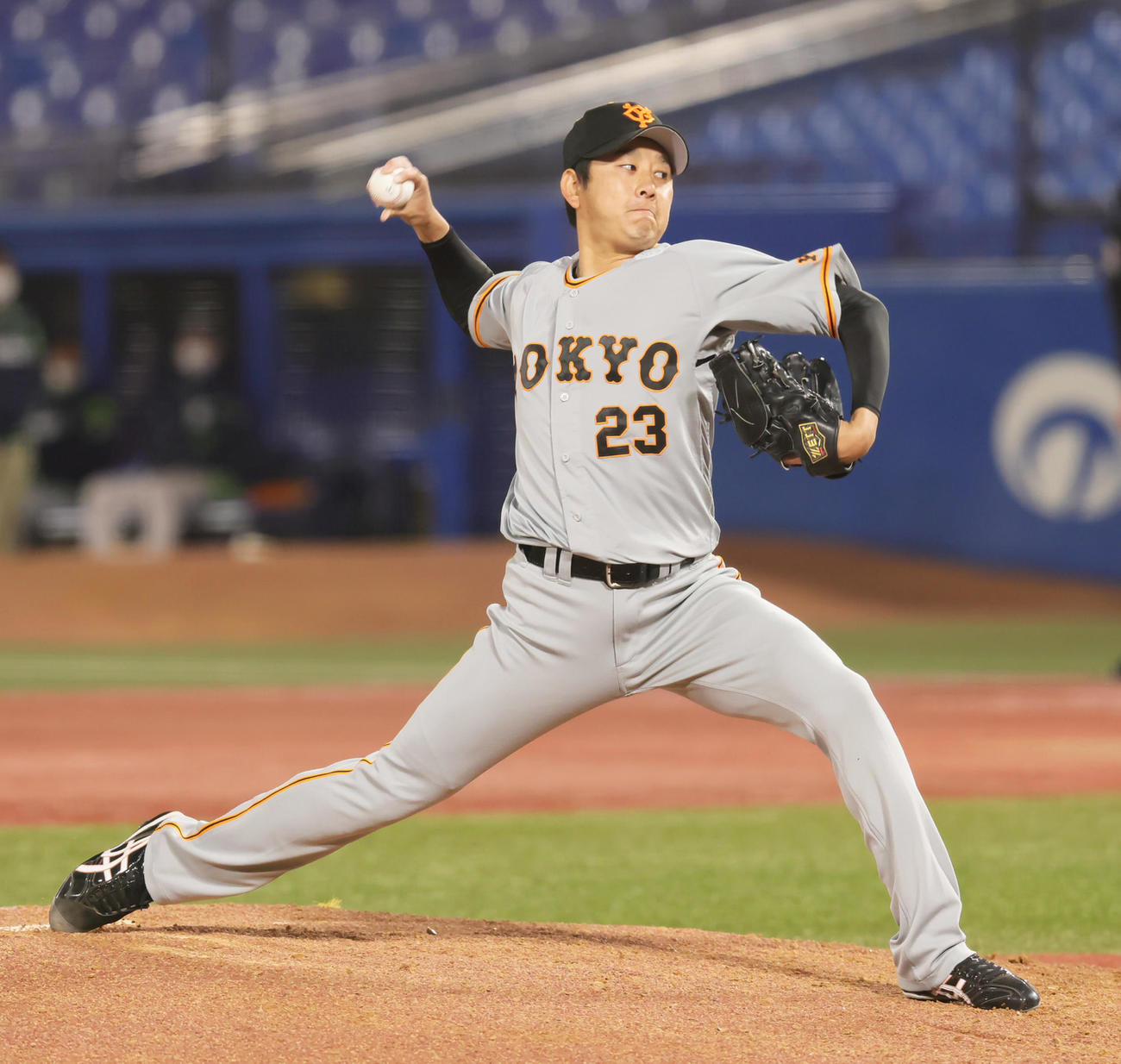 4月、ヤクルト戦で力投する巨人野上